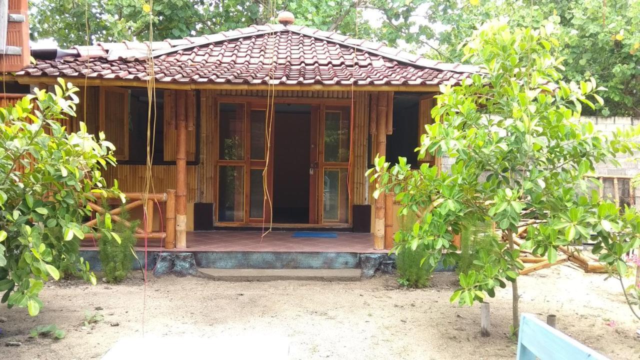 Harry'S Ocean House Watukarung Homestay Kalak Esterno foto