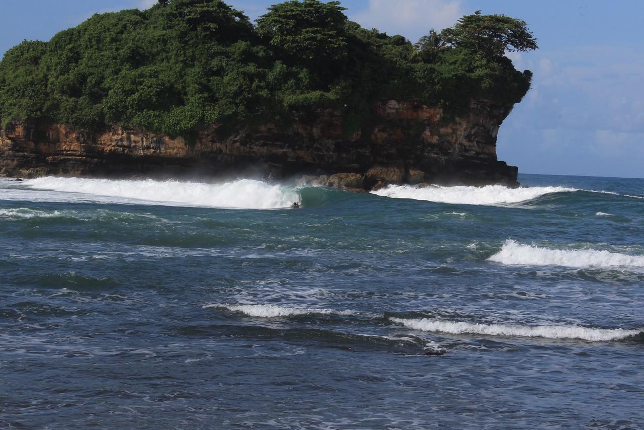 Harry'S Ocean House Watukarung Homestay Kalak Esterno foto
