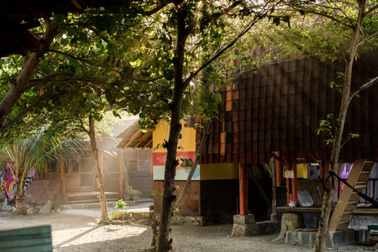 Harry'S Ocean House Watukarung Homestay Kalak Esterno foto