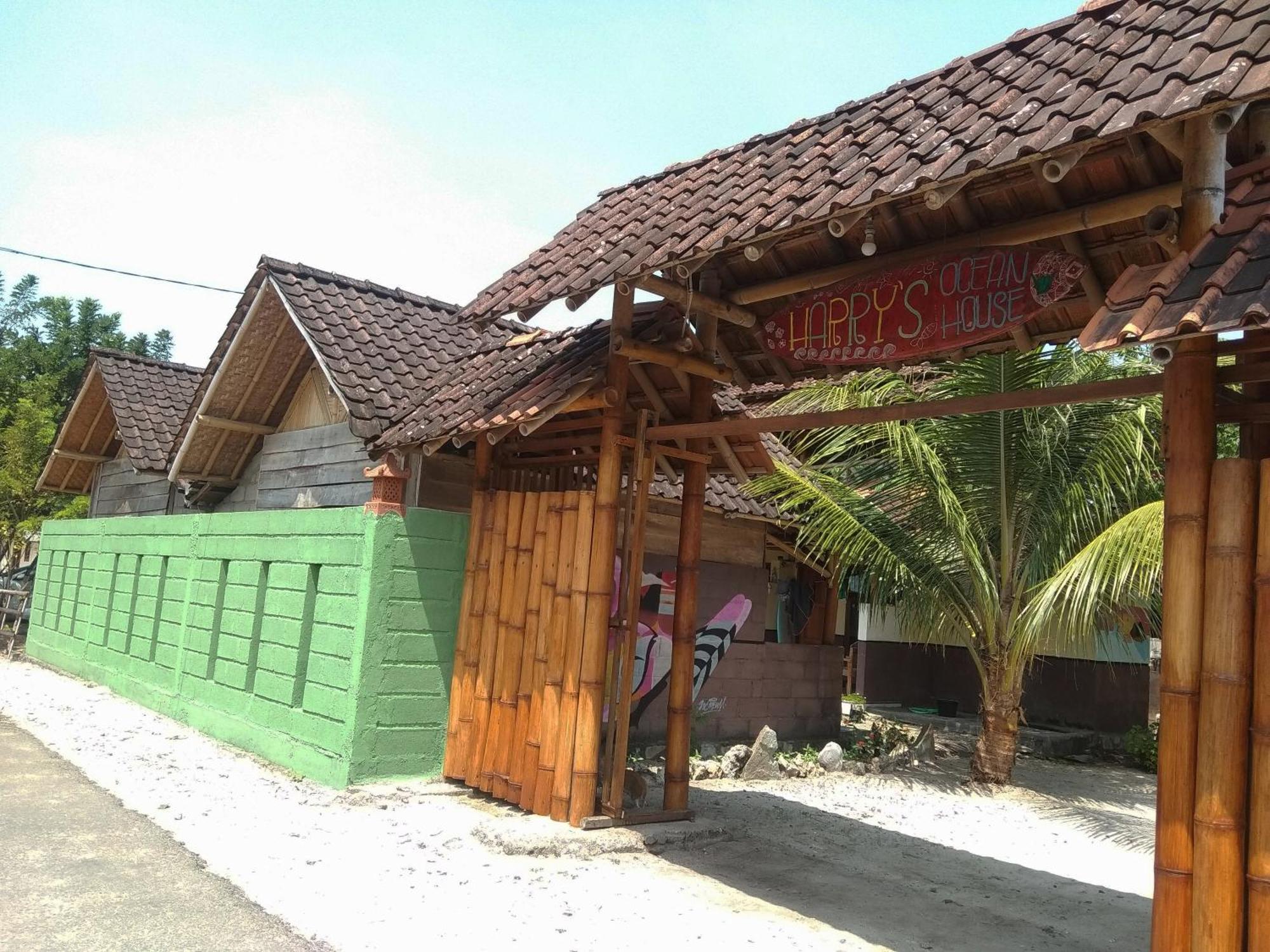 Harry'S Ocean House Watukarung Homestay Kalak Esterno foto