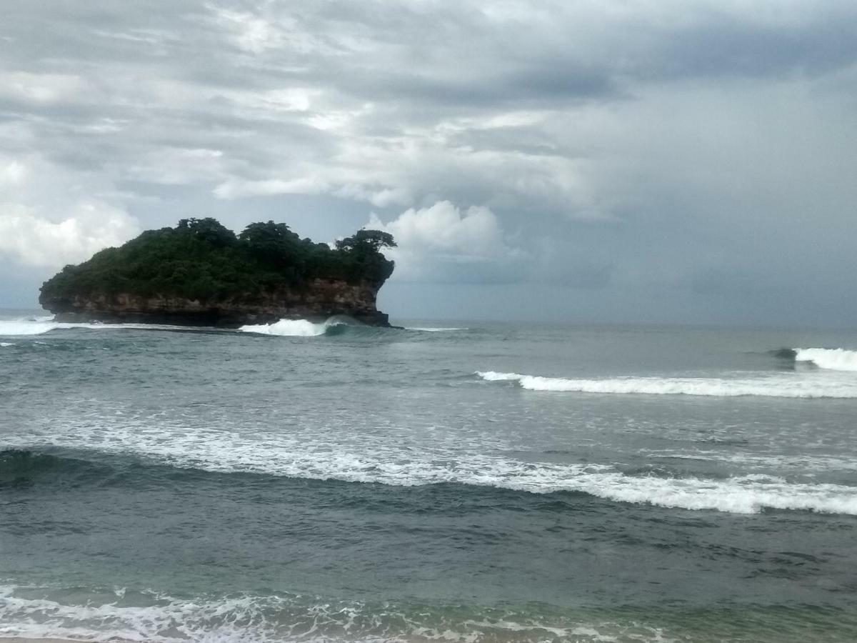Harry'S Ocean House Watukarung Homestay Kalak Esterno foto