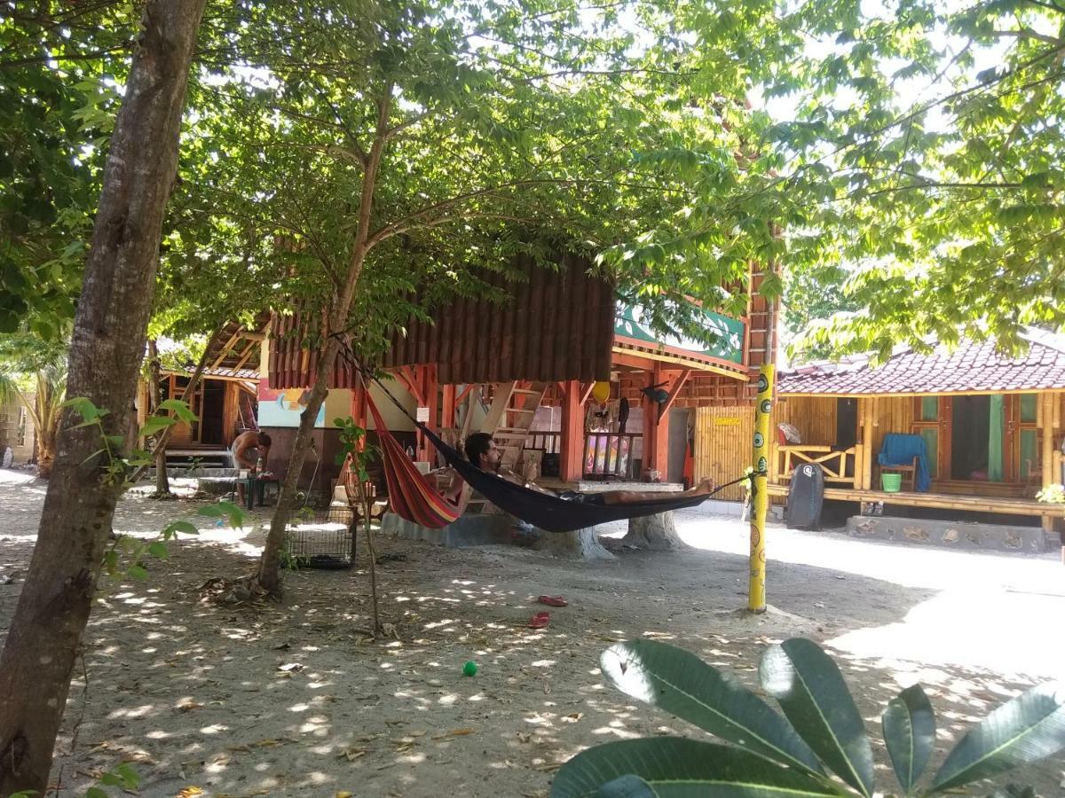 Harry'S Ocean House Watukarung Homestay Kalak Esterno foto