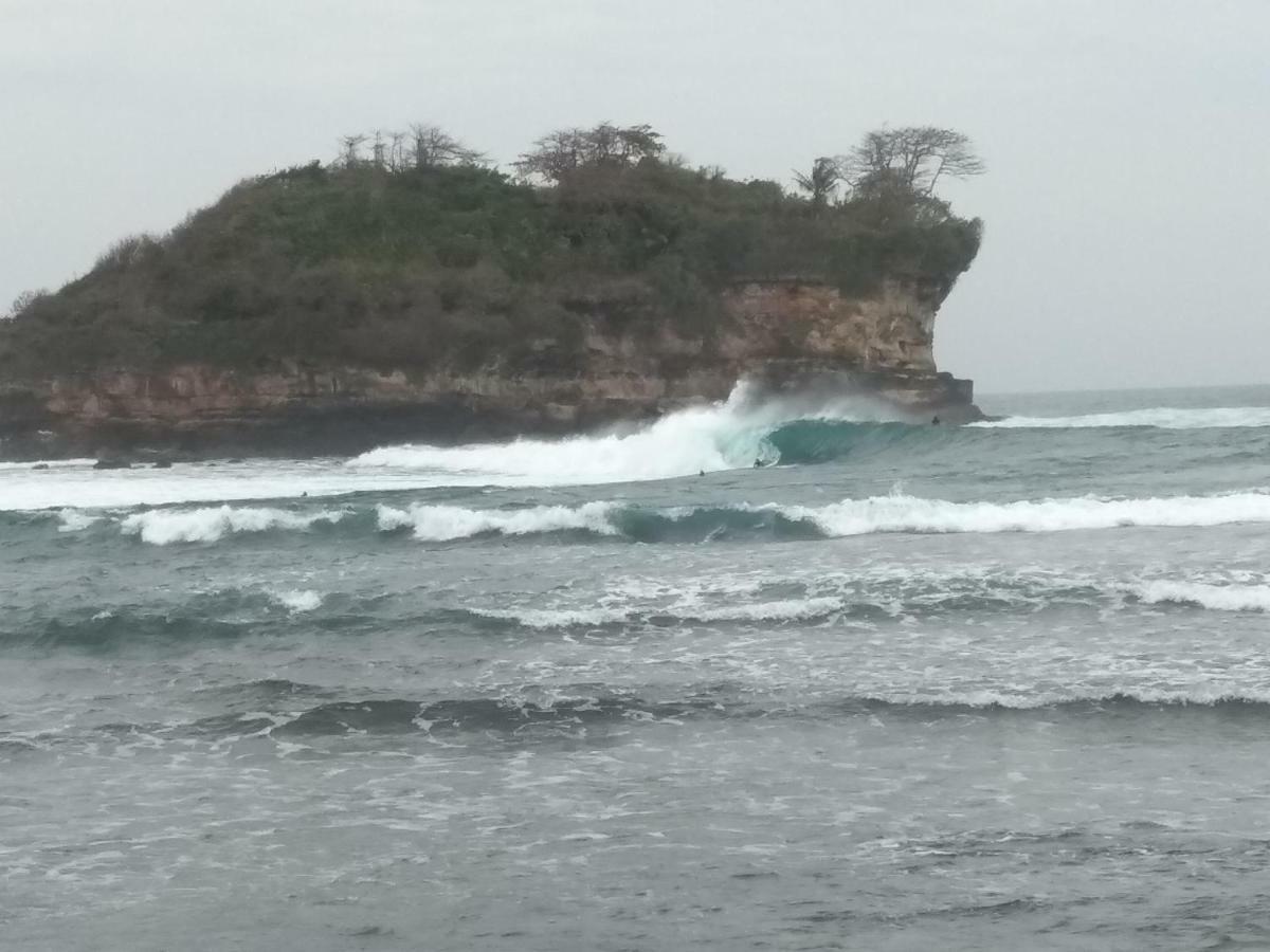 Harry'S Ocean House Watukarung Homestay Kalak Esterno foto