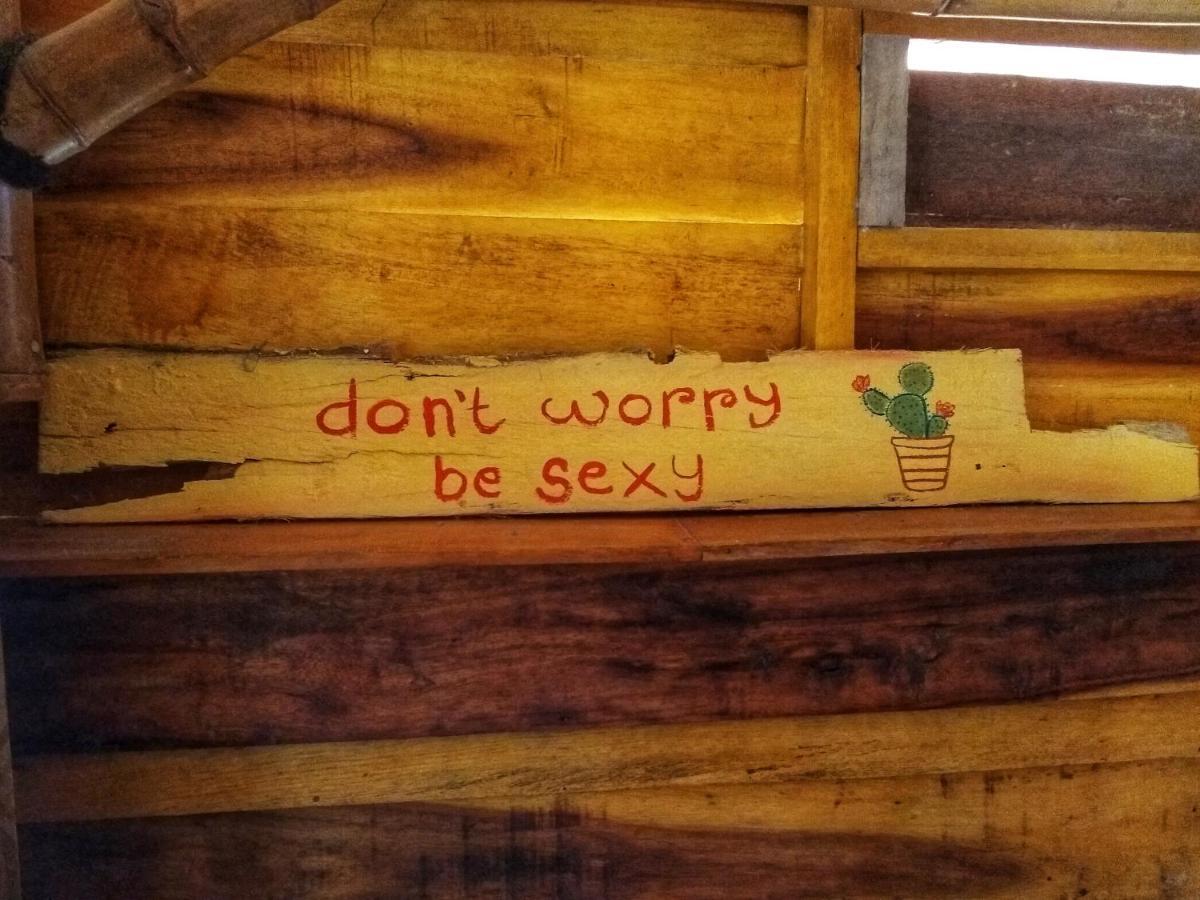 Harry'S Ocean House Watukarung Homestay Kalak Esterno foto